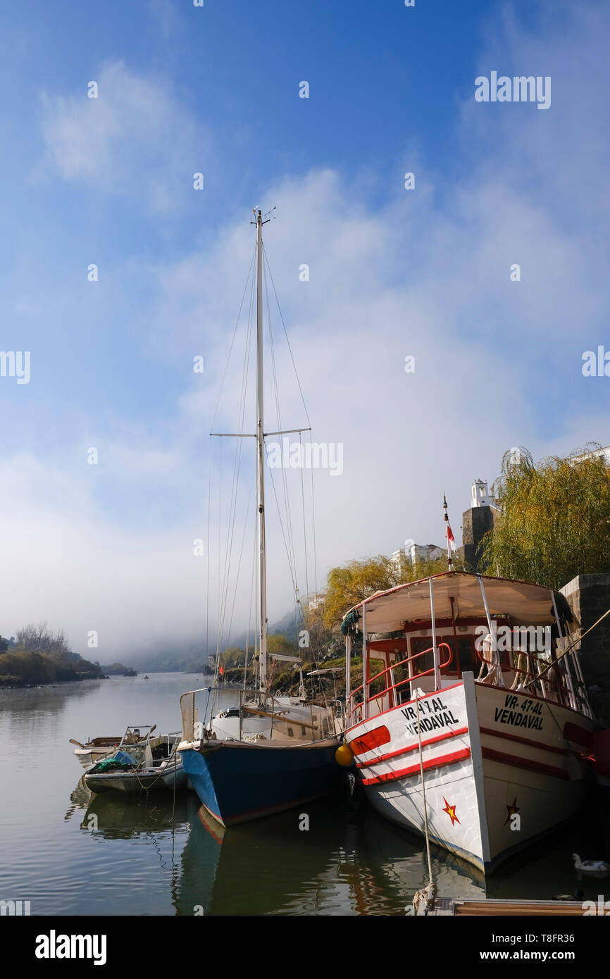 Il Quayside in corrispondenza della città murata di Mértola, a sud-est della regione di Alentejo, Portogallo. Il fiume è chiamato Guadiana. Parque Natural do Vale do Guadiana. Foto Stock