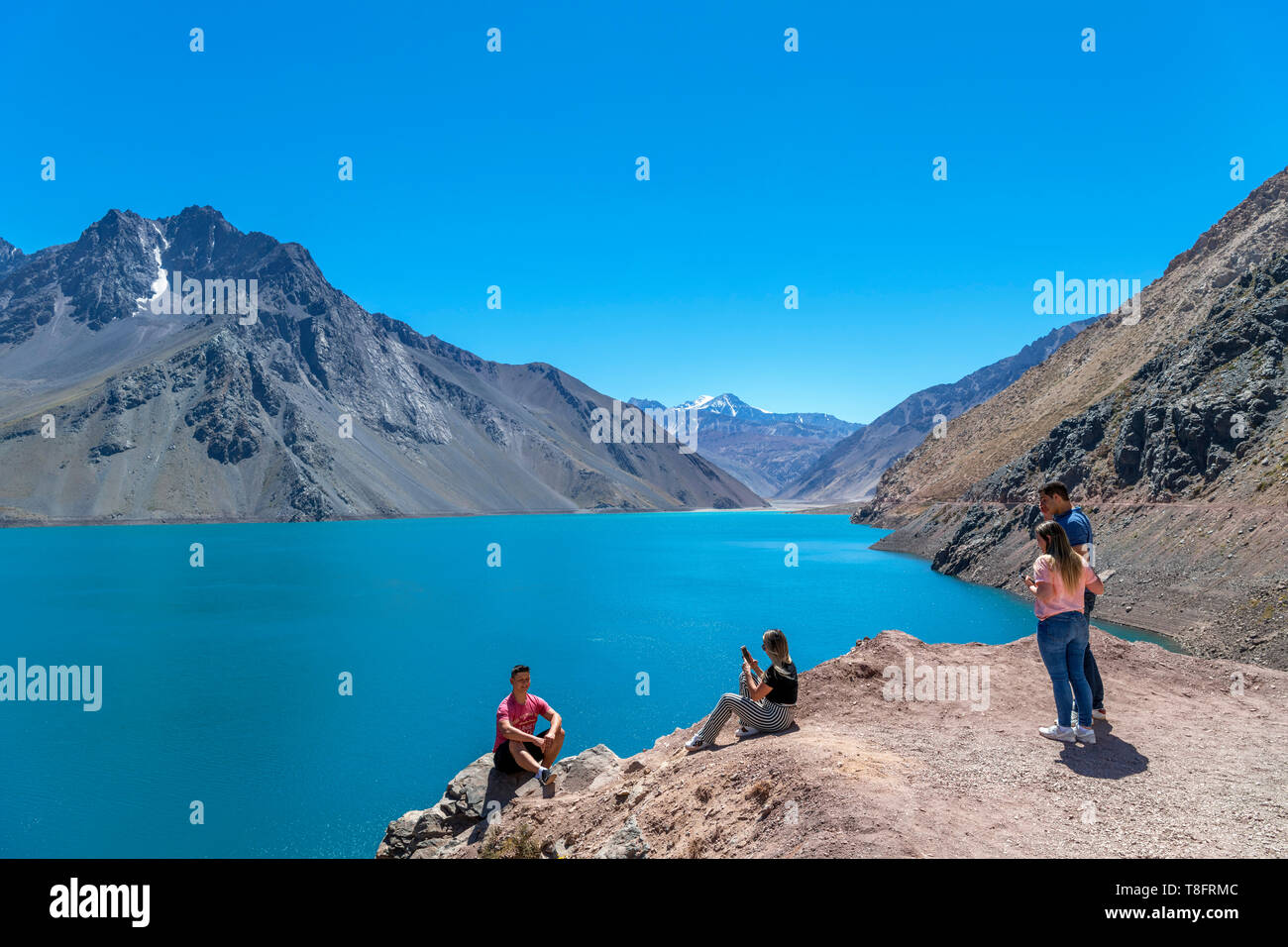 Il Cile, montagne delle Ande. I turisti a Embalse el Yeso (El Yeso Dam), montagne delle Ande, Santiago Regione Metropolitana, Cile, Sud America Foto Stock