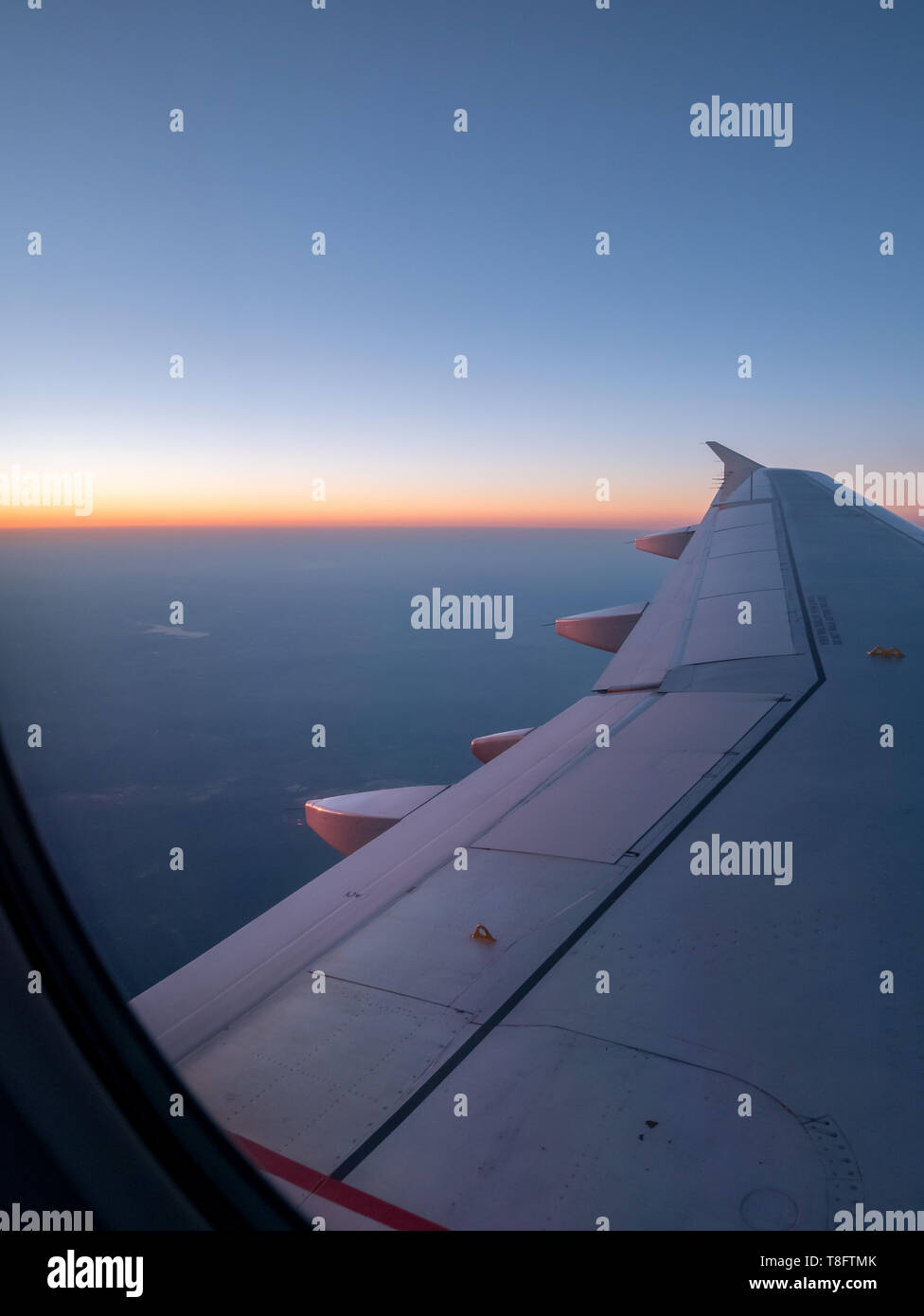 Guardando all'ala di aeroplano presso SunRise attraverso la finestra Foto Stock