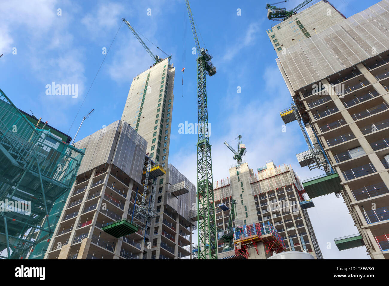 Woking, Surrey: costruzione del nuovo alto impiego misto a Victoria Square sviluppo continua con nuclei cementizi e gru a torre Foto Stock