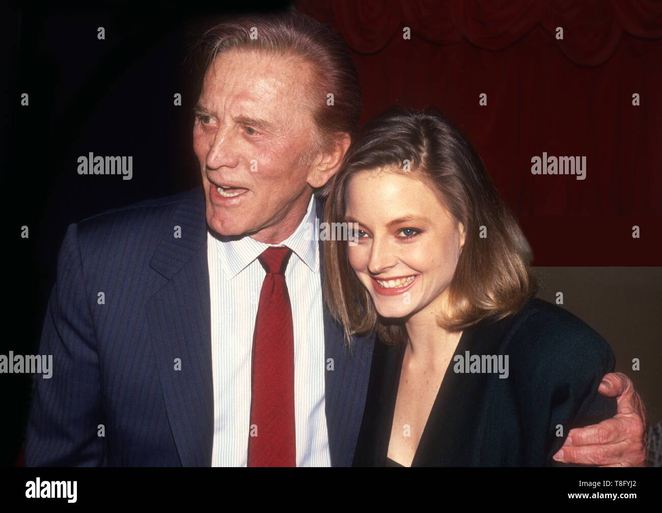 kirk-douglas-e-jodie-foster-1985-foto-da-john-barrett-photolink-net-t8fyj2.jpg