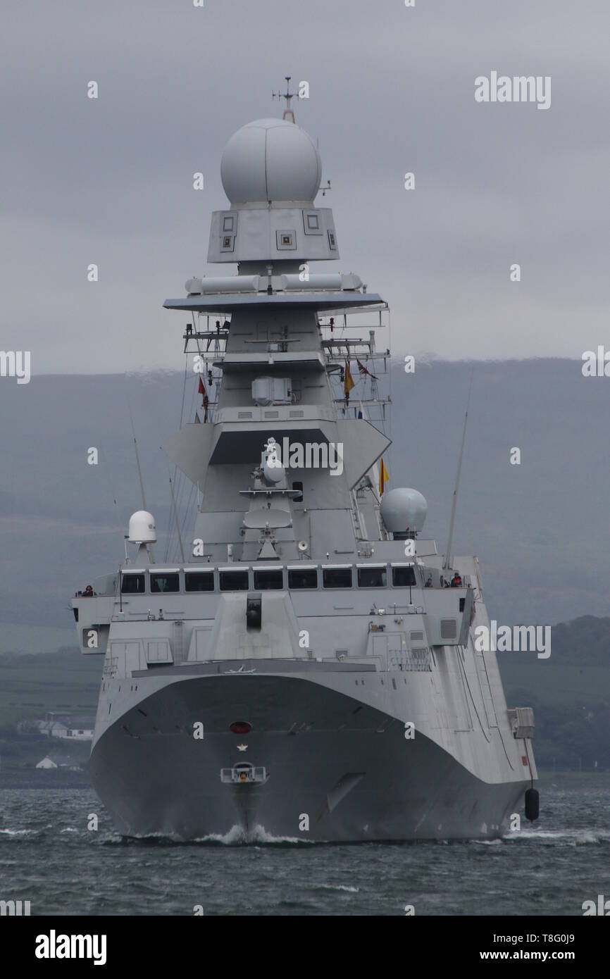 La sua Carlo Bergamini (F590), un Bergamini-class frigate azionato dalla Marina Militare Italiana, passando Gourock durante l'esercizio protezione formidabile 2019. Foto Stock