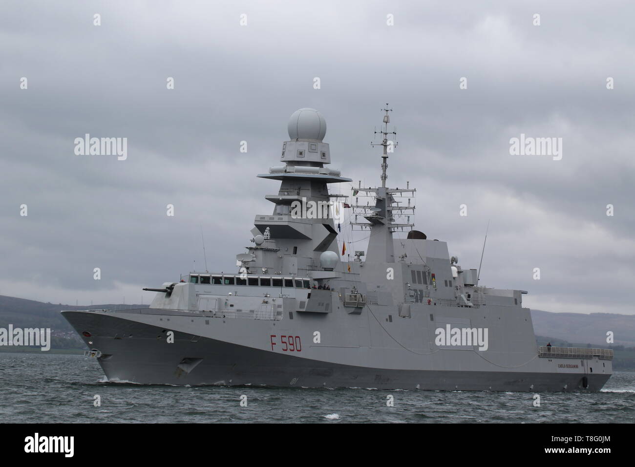 La sua Carlo Bergamini (F590), un Bergamini-class frigate azionato dalla Marina Militare Italiana, passando Gourock durante l'esercizio protezione formidabile 2019. Foto Stock