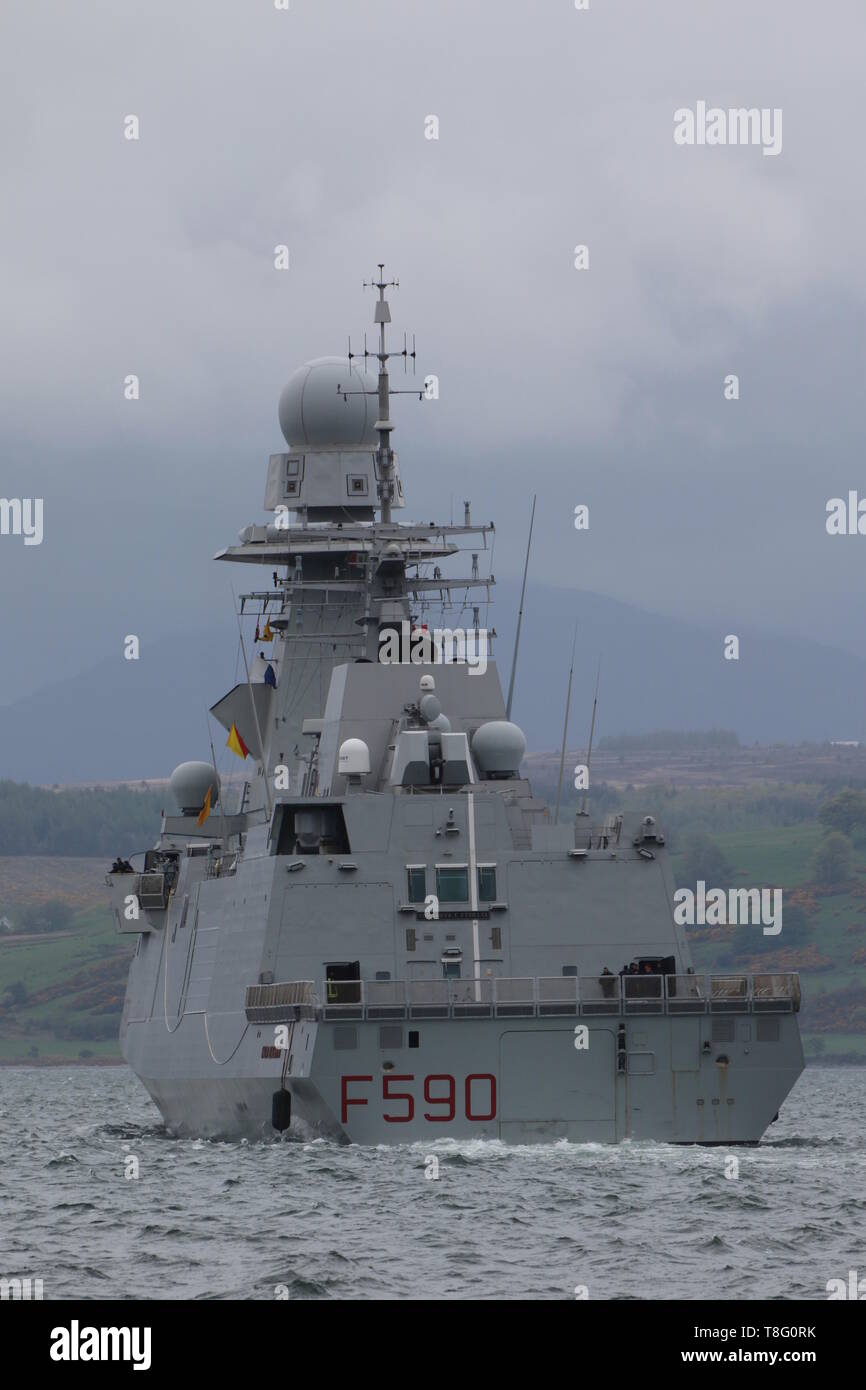 La sua Carlo Bergamini (F590), un Bergamini-class frigate azionato dalla Marina Militare Italiana, passando Gourock durante l'esercizio protezione formidabile 2019. Foto Stock