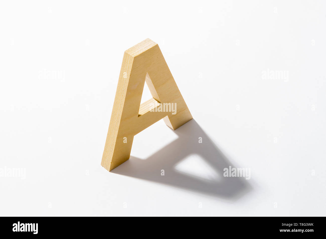 Alfabeto di legno A e riflessione ombra. Foto Stock