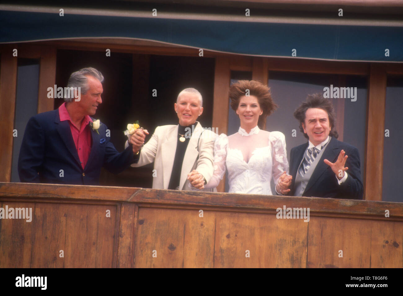 Marina del Rey, California, Stati Uniti d'America 16 aprile 1994 attore Dudley Moore e la sua nuova sposa, Nicole Rothschild e i suoi genitori salutare i fotografi al loro matrimonio il 16 aprile 1994 a Dudley Moore's Home, 5505 Ocean Front Walk in Marina del Rey, California, Stati Uniti d'America. Foto di Barry re/Alamy Stock Photo Foto Stock