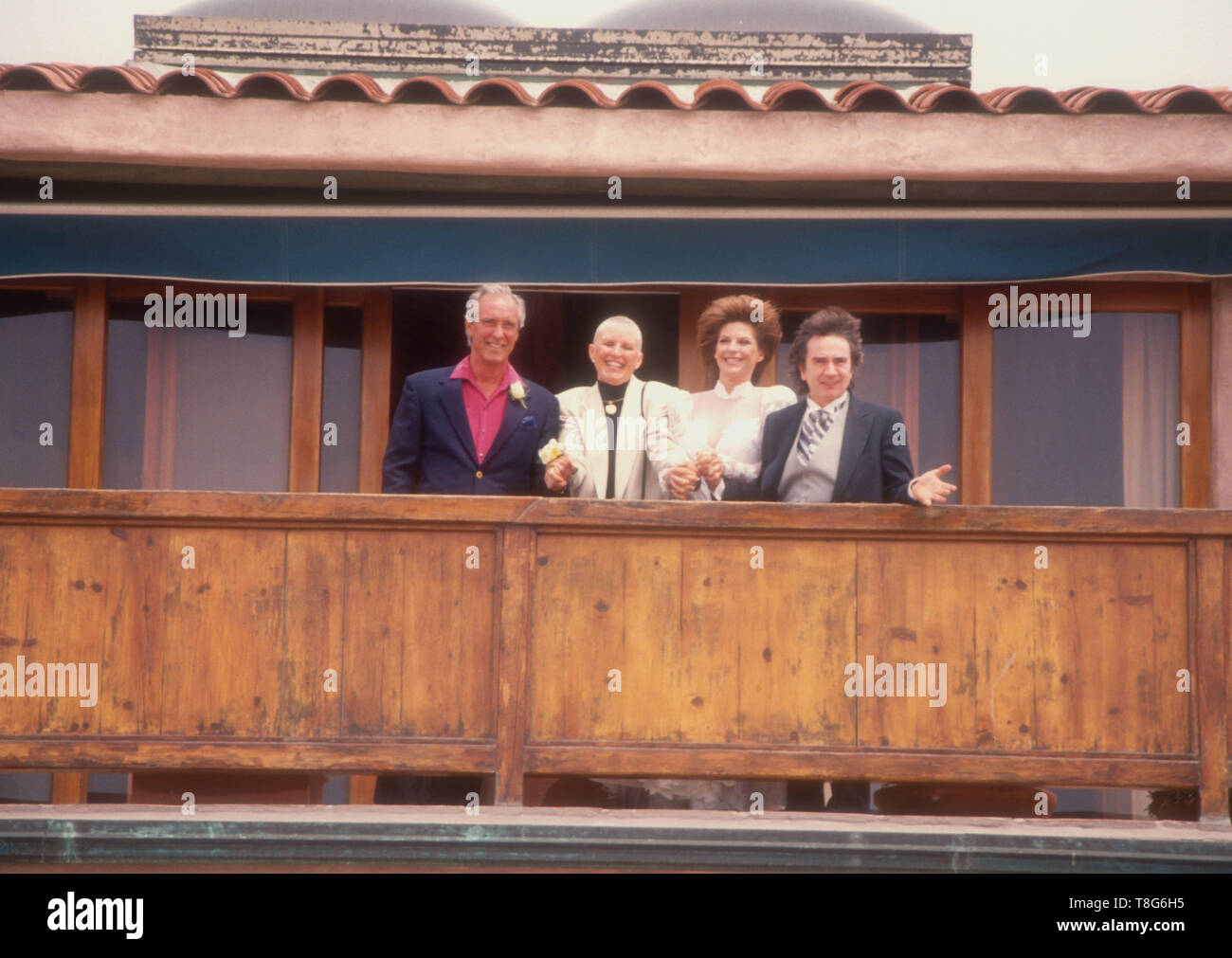 Marina del Rey, California, Stati Uniti d'America 16 aprile 1994 attore Dudley Moore e la sua nuova sposa, Nicole Rothschild e i suoi genitori salutare i fotografi al loro matrimonio il 16 aprile 1994 a Dudley Moore's Home, 5505 Ocean Front Walk in Marina del Rey, California, Stati Uniti d'America. Foto di Barry re/Alamy Stock Photo Foto Stock