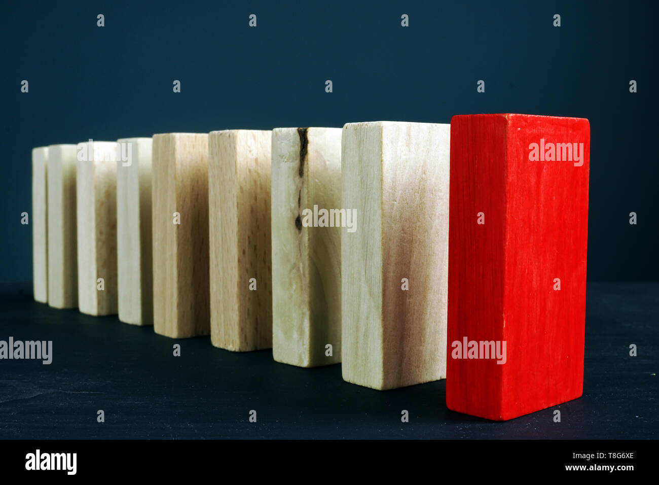 Leadership o e unico concetto di differenza. Linea da blocchi di legno. Foto Stock