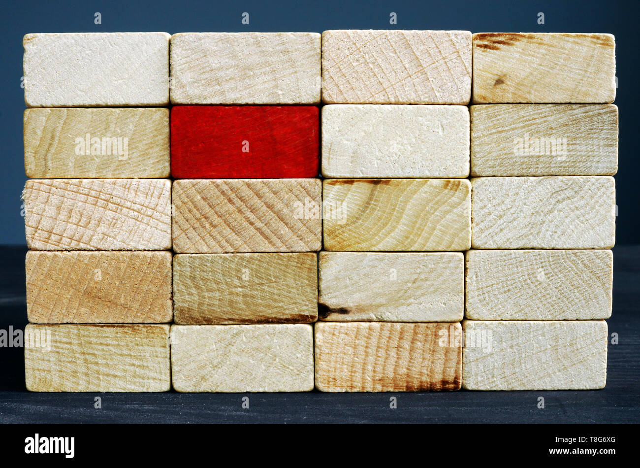 Distinguiti dalla folla del concetto. Rosso il blocco di legno e bianchi. Foto Stock