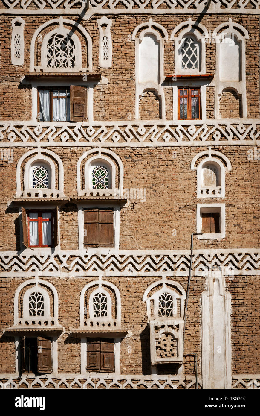 Tradizionale patrimonio yemenita architettura design dettagli in sanaa storica città vecchia di edifici in Yemen Foto Stock