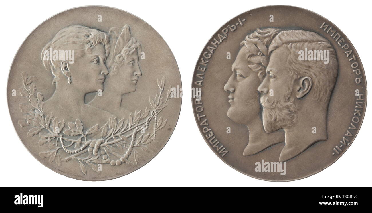 Due medaglioni racchiusi dal possesso aristocratico sulle celebrazioni del centenario di un grande medaglione in argento (diametro 64 mm) per il centesimo anniversario del ministero della guerra nel 1902. La complementare con i ritratti di Alessandro I e Nicholas II, la retromarcia con la dea della guerra, inviando il soldato con dedizione mirato, nella sua originale verde custodia in pelle. Inoltre, una grande Silver Medallion (diametro 64 mm) sul centesimo anniversario del Imperial società patriottica nel 1912, in un blu turchese custodia in pelle con fodera in seta. storica, storica, m, Additional-Rights-Clearance-Info-Not-Available Foto Stock