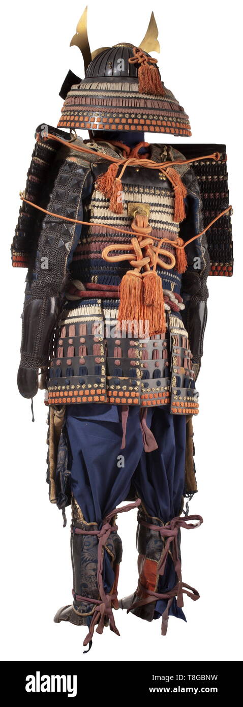 Un giapponese warabe gusoku - un ragazzo in armatura, inizio del XX secolo O-boshi con tre lame shikoro realizzato in cuoio e cartone laccato, il fukigaeshi con mon nello stile del clan Mitsutomoe. Nero laccato mempo oiyebo con la barba e due-zoppo yodare kake. Sette-zoppo o-sode, una coppia di tsutsu kote con bordatura iyo nella parte superiore del braccio, tekko senza pollice e montato sul velluto blu. Fare-maru legato in shairo, murrasaki e kon colori e compensata dalla pelle colorata. Sette cinque-zoppo kusazuri. Goroes agamaki interna del rivestimento in pelle è , Additional-Rights-Clearance-Info-Not-Available Foto Stock