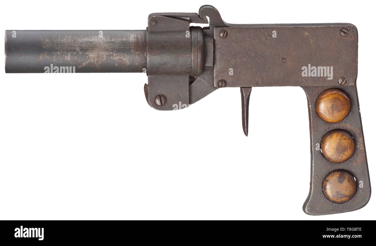 Un singolo-canna molto pistola, la prima guerra mondiale, navy Cal. 4, n. 574. I numeri corrispondenti. Canna di caduta, lunghezza 128 mm. Lunghezza totale 250 mm. Gancio di bloccaggio a molla. Doppia azione. Costruito e fabbricato da Artilleriewerft Wilhelmshaven, anno di produzione 1917. Sulla parte superiore del ricevitore marcato 'AW.W.17 n. 574", in basso a sinistra della scatola della camera marina marchio accettazione corona/M. Nessun ulteriore timbri o iscrizioni. Tutti in acciaio fabbricazione, brunito campo grigio, parzialmente avvistati e in una patina. Grip inoltre dotato di tre in legno di faggio invece dei pulsanti del pannello di impugnatura, Additional-Rights-Clearance-Info-Not-Available Foto Stock