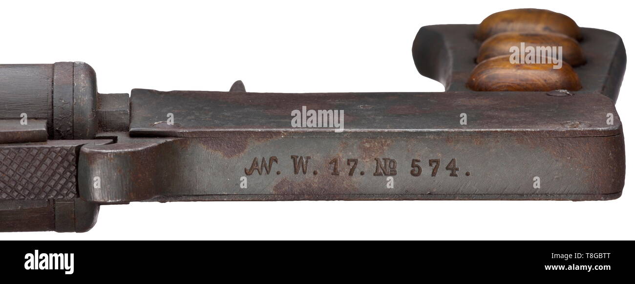 Un singolo-canna molto pistola, la prima guerra mondiale, navy Cal. 4, n. 574. I numeri corrispondenti. Canna di caduta, lunghezza 128 mm. Lunghezza totale 250 mm. Gancio di bloccaggio a molla. Doppia azione. Costruito e fabbricato da Artilleriewerft Wilhelmshaven, anno di produzione 1917. Sulla parte superiore del ricevitore marcato 'AW.W.17 n. 574", in basso a sinistra della scatola della camera marina marchio accettazione corona/M. Nessun ulteriore timbri o iscrizioni. Tutti in acciaio fabbricazione, brunito campo grigio, parzialmente avvistati e in una patina. Grip inoltre dotato di tre in legno di faggio invece dei pulsanti del pannello di impugnatura, Additional-Rights-Clearance-Info-Not-Available Foto Stock