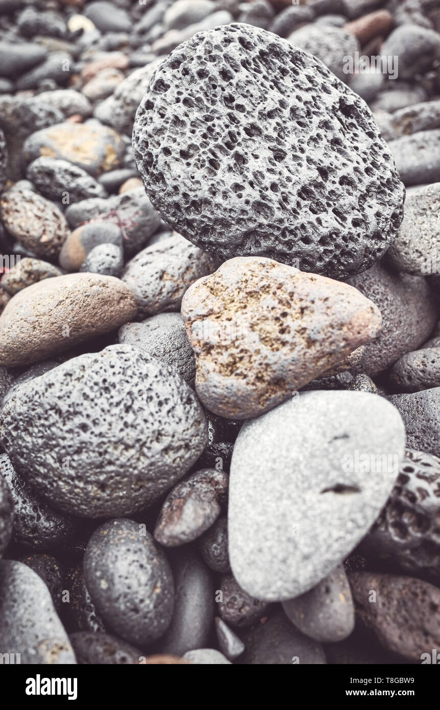Sfondo naturale costituita da rocce di origine vulcanica e ciottoli, il fuoco selettivo, tonificazione del colore applicato. Foto Stock