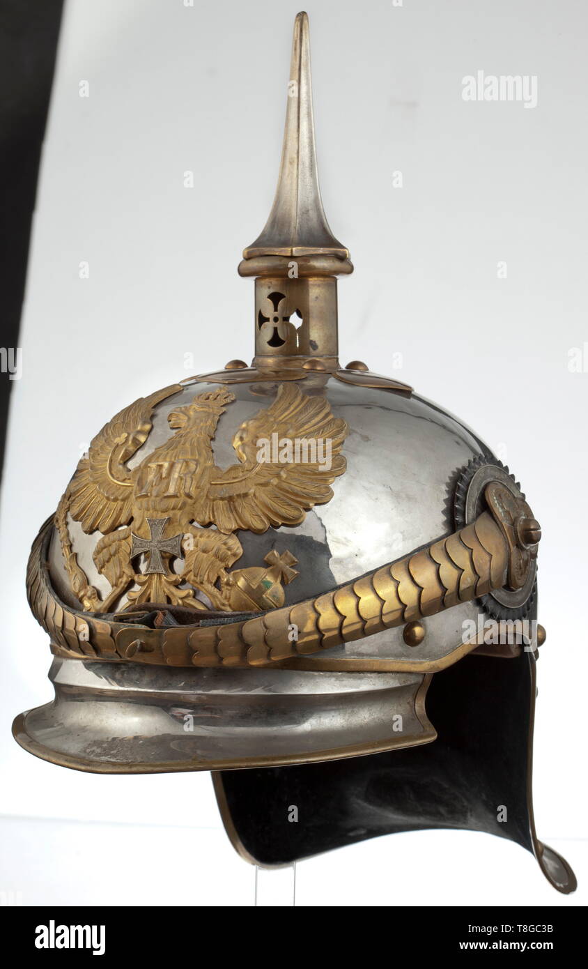 Un casco per gli ufficiali di riserva della linea Cuirassiers, circa 1880 placcato nichel lamiera di acciaio cranio, dorate di metalli non ferrosi (raccordi sbiadito). Fire-gilt eagle con Landwehr applicata croce. Convessa scale mento con cuoio underlay, trifoglio di foglie con le viti a testa zigrinata, cockades in versione grande, cruciforme di base scanalata e spike (placcato nichel). Luce di seta camicia rep, Fascia assorbisudore in pelle, il picco anteriore marrone con fodera in pelle, il picco posteriore con sfondo nero in velluto. Segni di utilizzo e l'età. storica, storica, Prussiani, la Prussia, Tedesco, Germania, mili, Additional-Rights-Clearance-Info-Not-Available Foto Stock