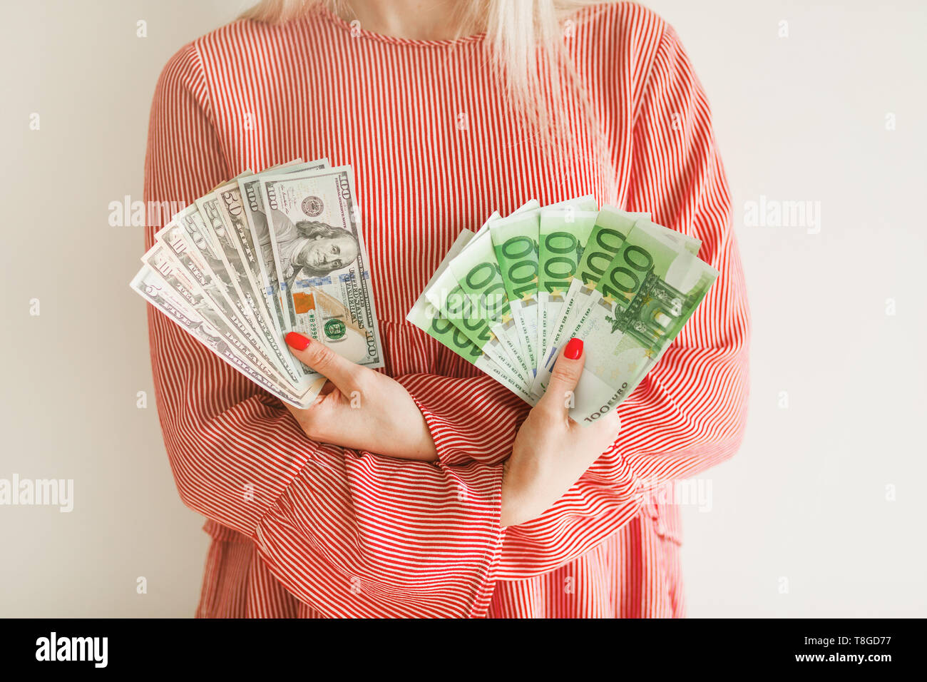 Donna che mantiene le banconote in denaro. La ragazza azienda euro bills. Foto Stock