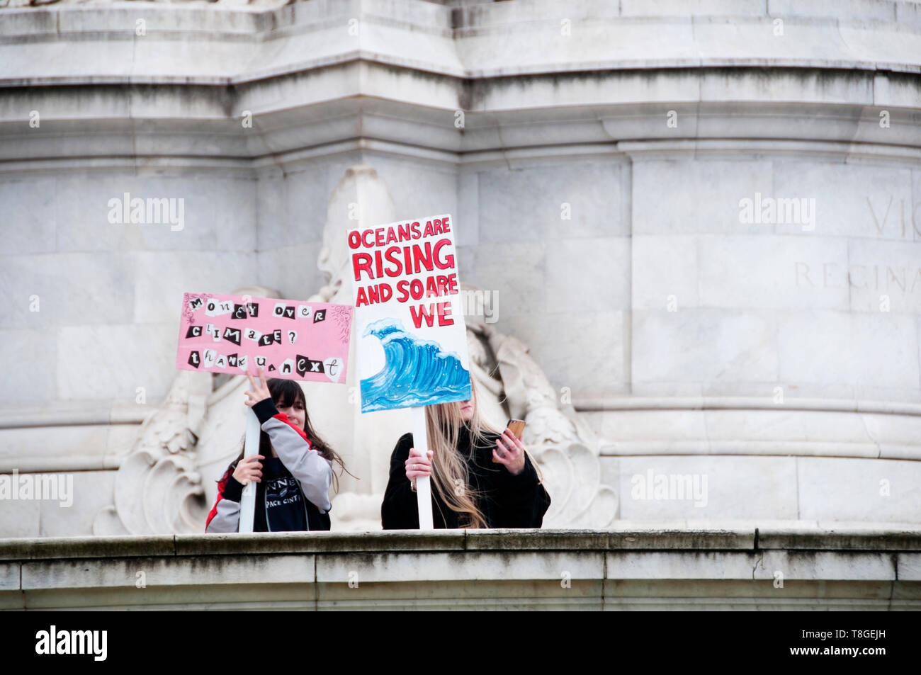 Gli studenti della scuola sciopero per il clima del 15 marzo 2019. Westminster, Londra. Uno ha un cartello che dice "Gli oceani sono in aumento e così siamo noi". Foto Stock