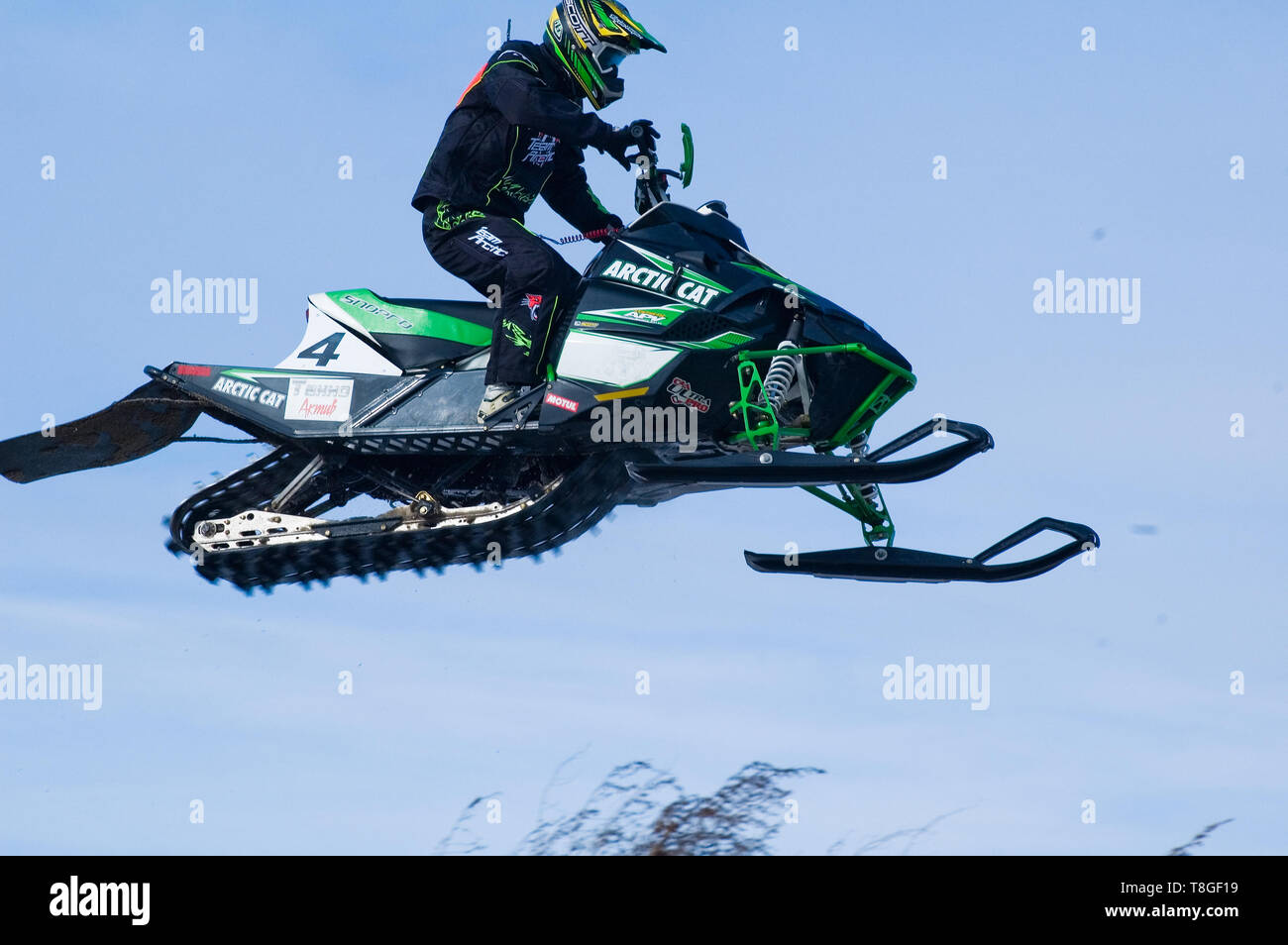 Tyumen, Russia - marzo 08. 2008: IV stadio di personal-team del Campionato di Ural del distretto federale di sovra-Snow cross-country. Flying sportivo su snowm Foto Stock