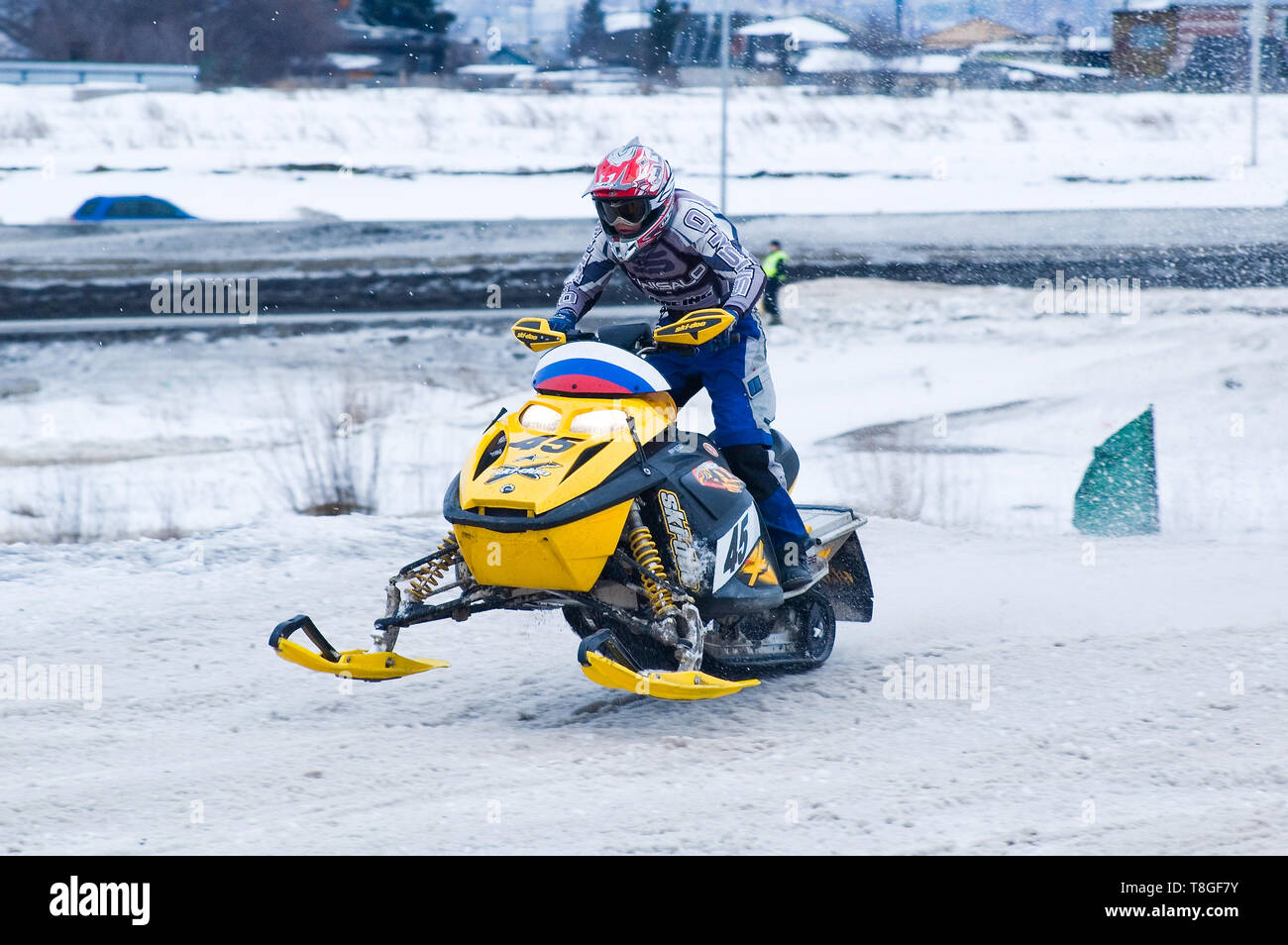 Tyumen, Russia - marzo 08. 2008: IV stadio di personal-team del Campionato di Ural del distretto federale di sovra-Snow cross-country. Sport racing di sci mobil Foto Stock