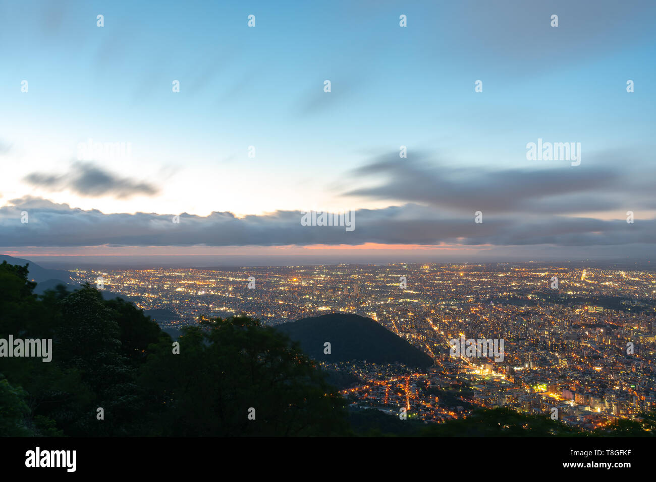 Notte vista panorama urbano della città di Sapporo dal Monte Moiwa osservazione. Le destinazioni turistiche più popolari viewpoint per turismo. Foto Stock