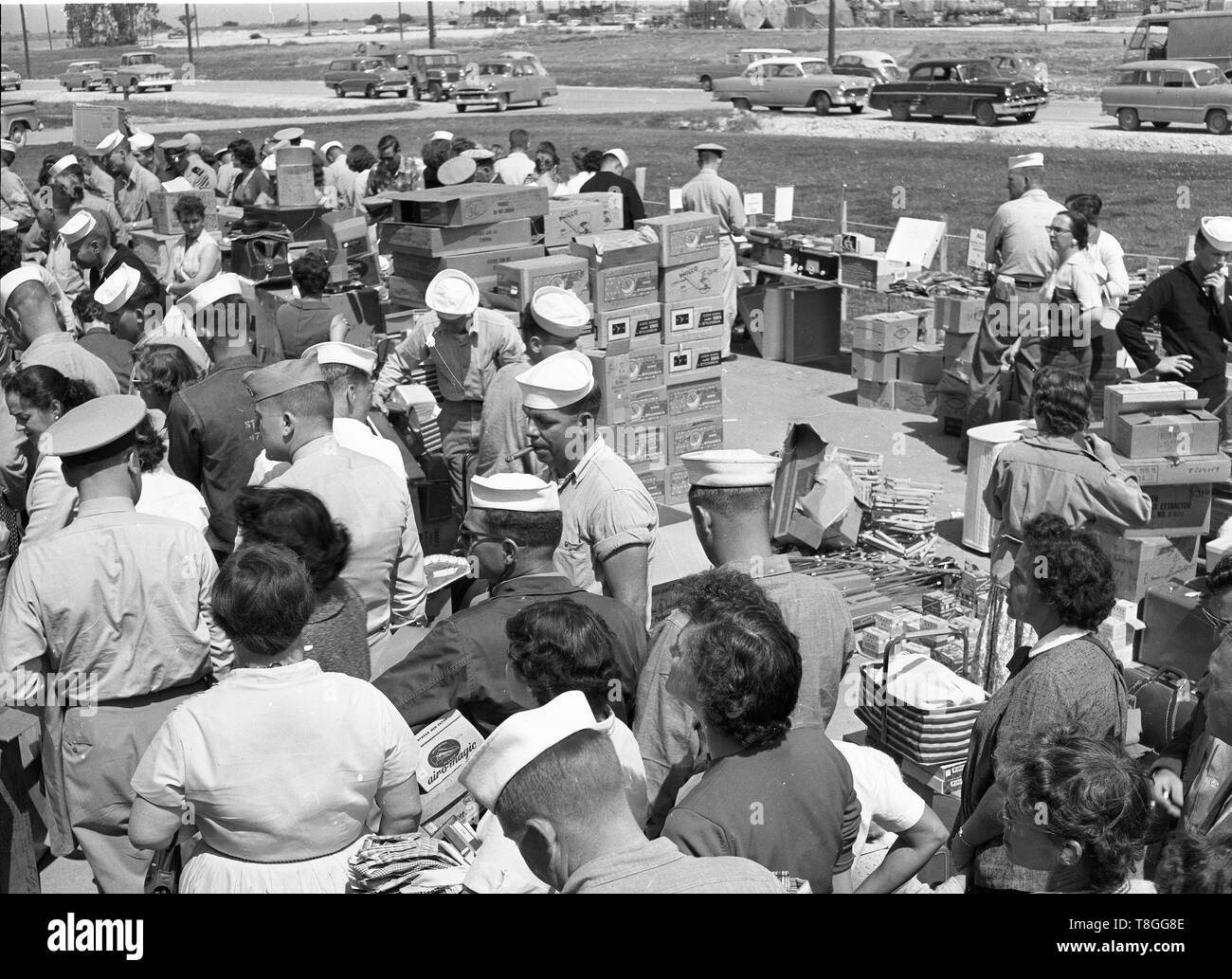 I cacciatori di affari in Stati Uniti mercato all'aperto 1954 Foto Stock