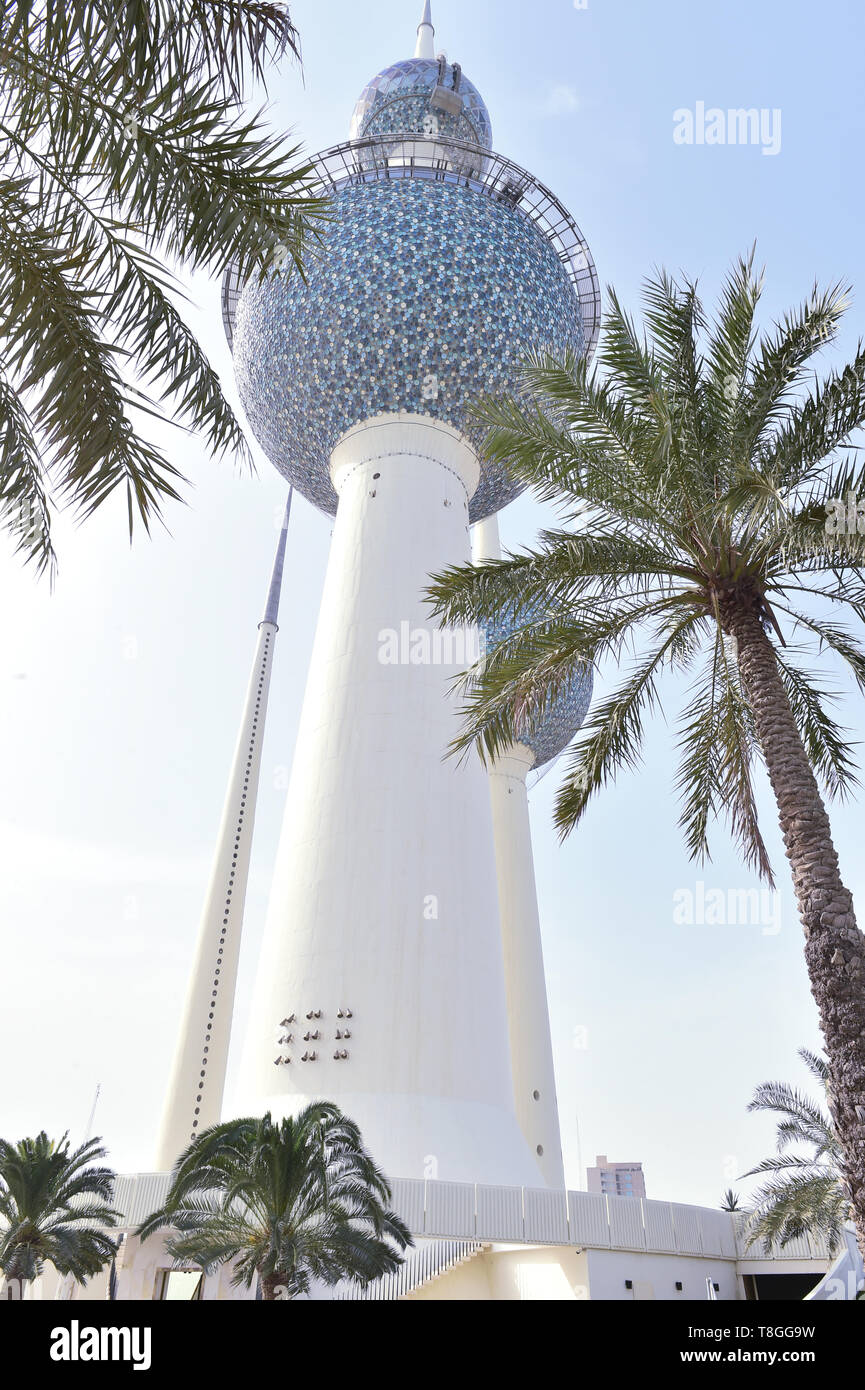 Kuwait mare outdoor Kuwait Towers con alcune palme Foto Stock