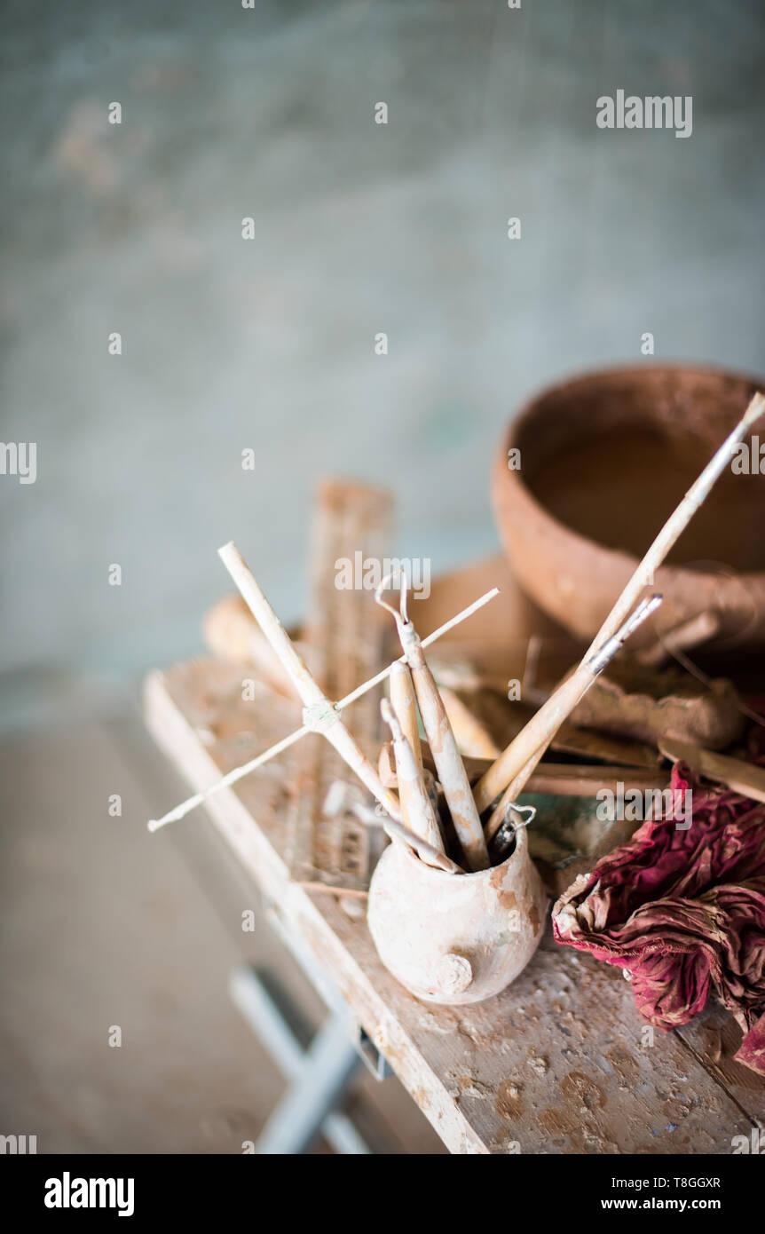 Artista di ceramica i dettagli del workshop, argilla umida sulla tabella disordinati Foto Stock