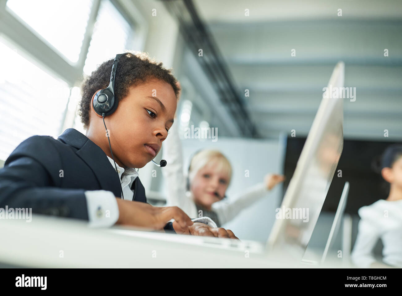 Ragazzo africano in un corso di lingua o come dipendente del call center Foto Stock