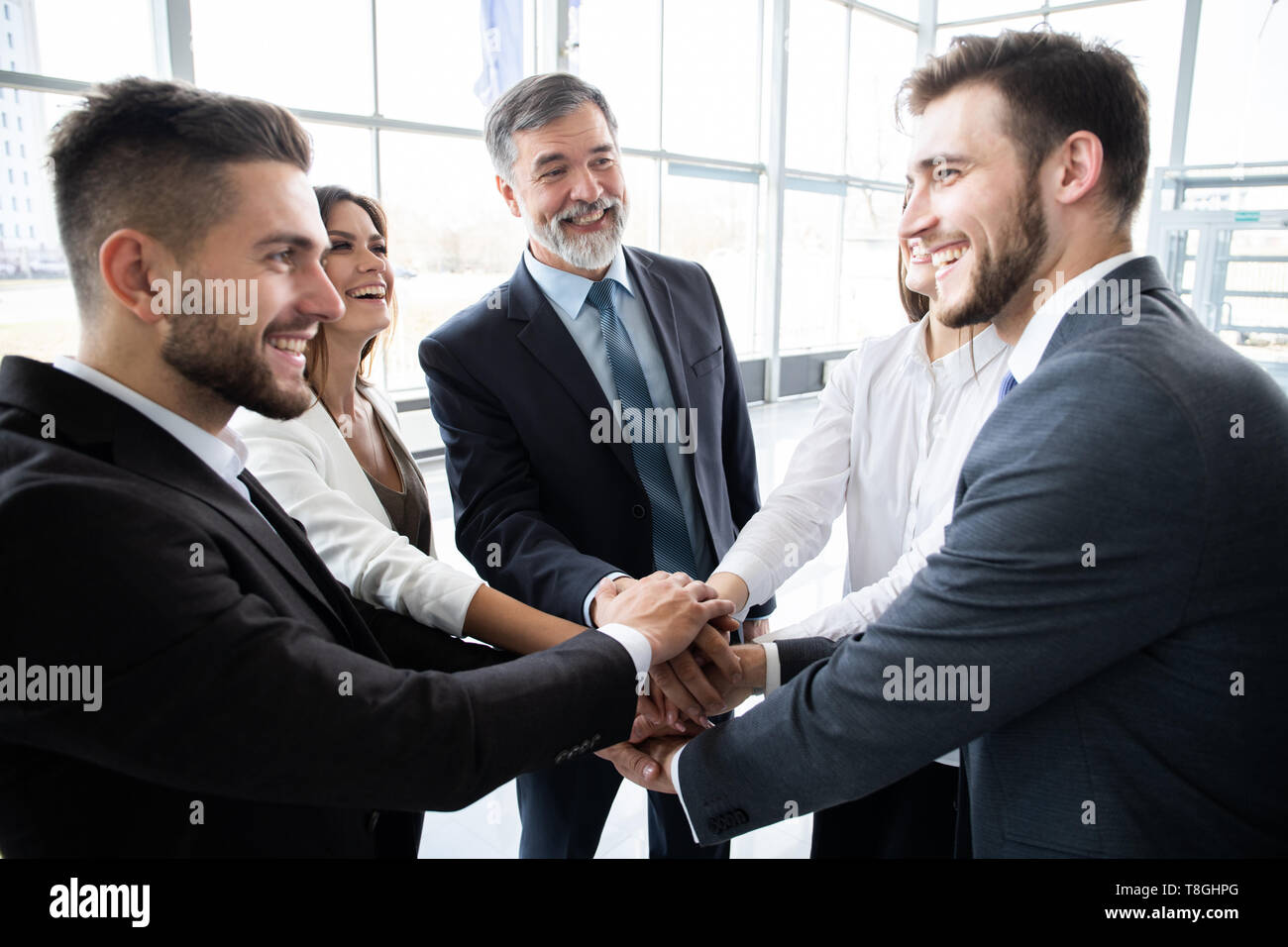 Il successo e il concetto vincente - Happy business team celebrando la vittoria in ufficio. Foto Stock