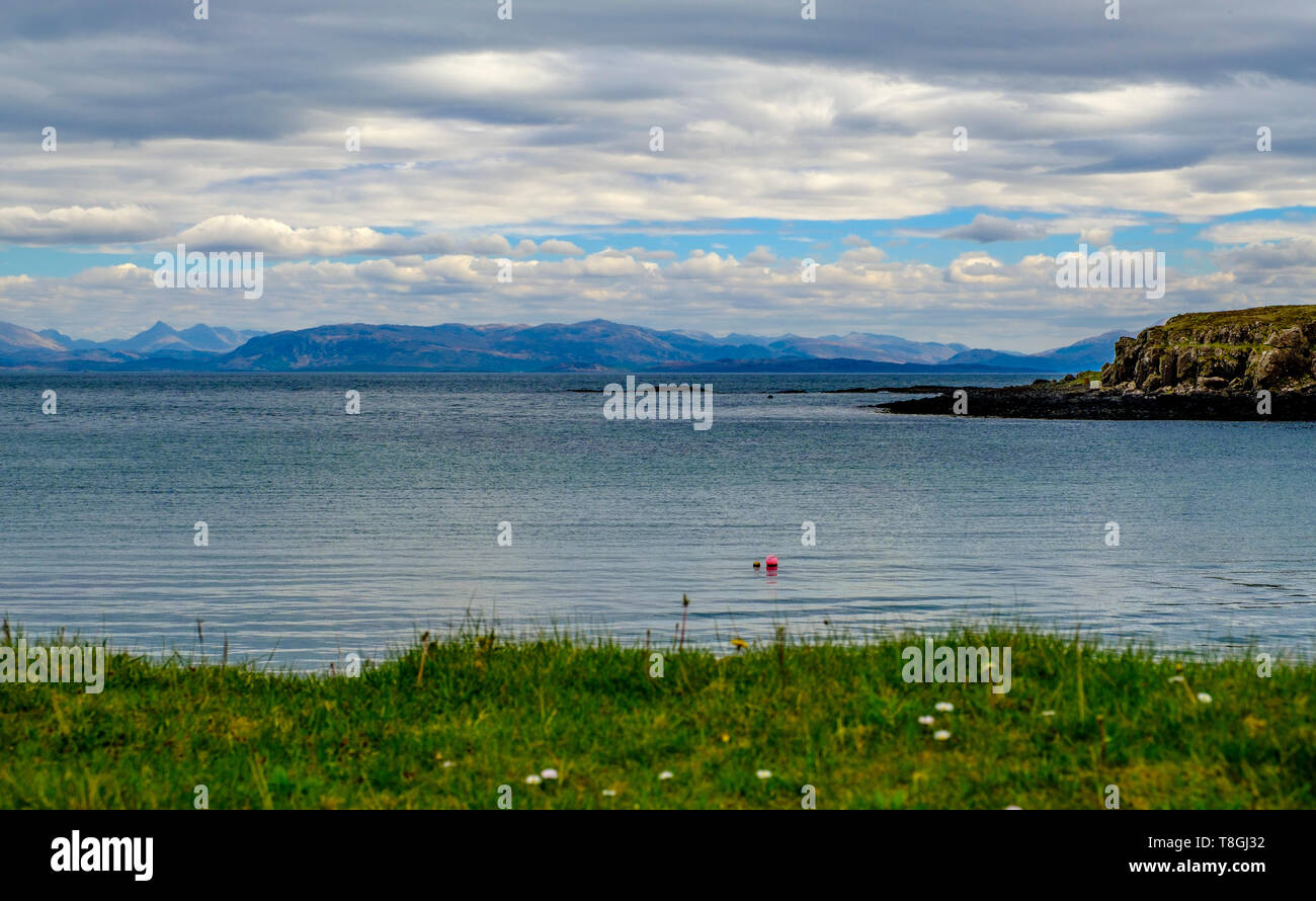 Seascape sulla splendida e remota isola di Eigg, Scozia con la terraferma scozzese a distanza Foto Stock