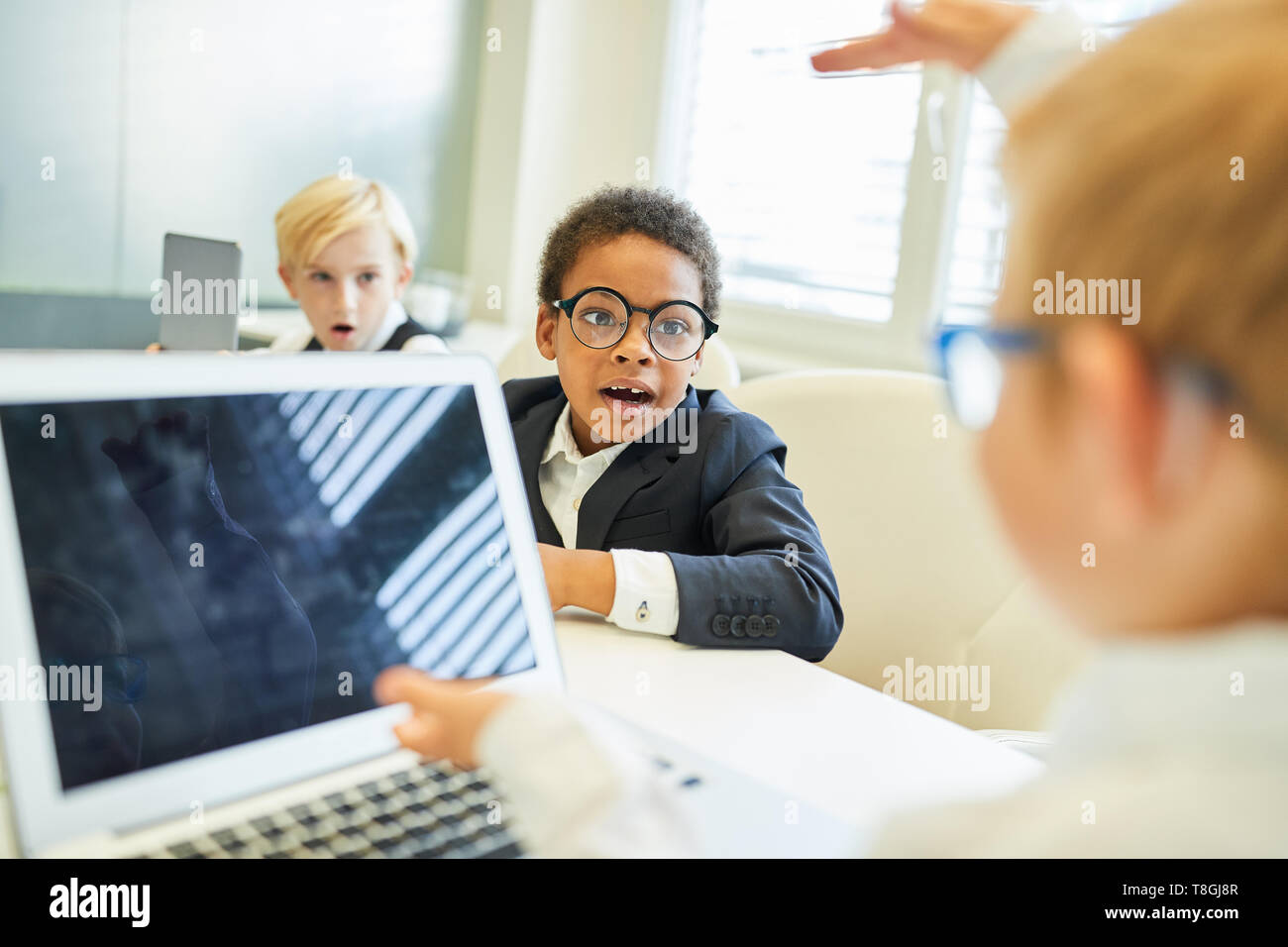 I bambini come attonito alunni o la gente di affari nel corso di computer come una ulteriore istruzione Foto Stock