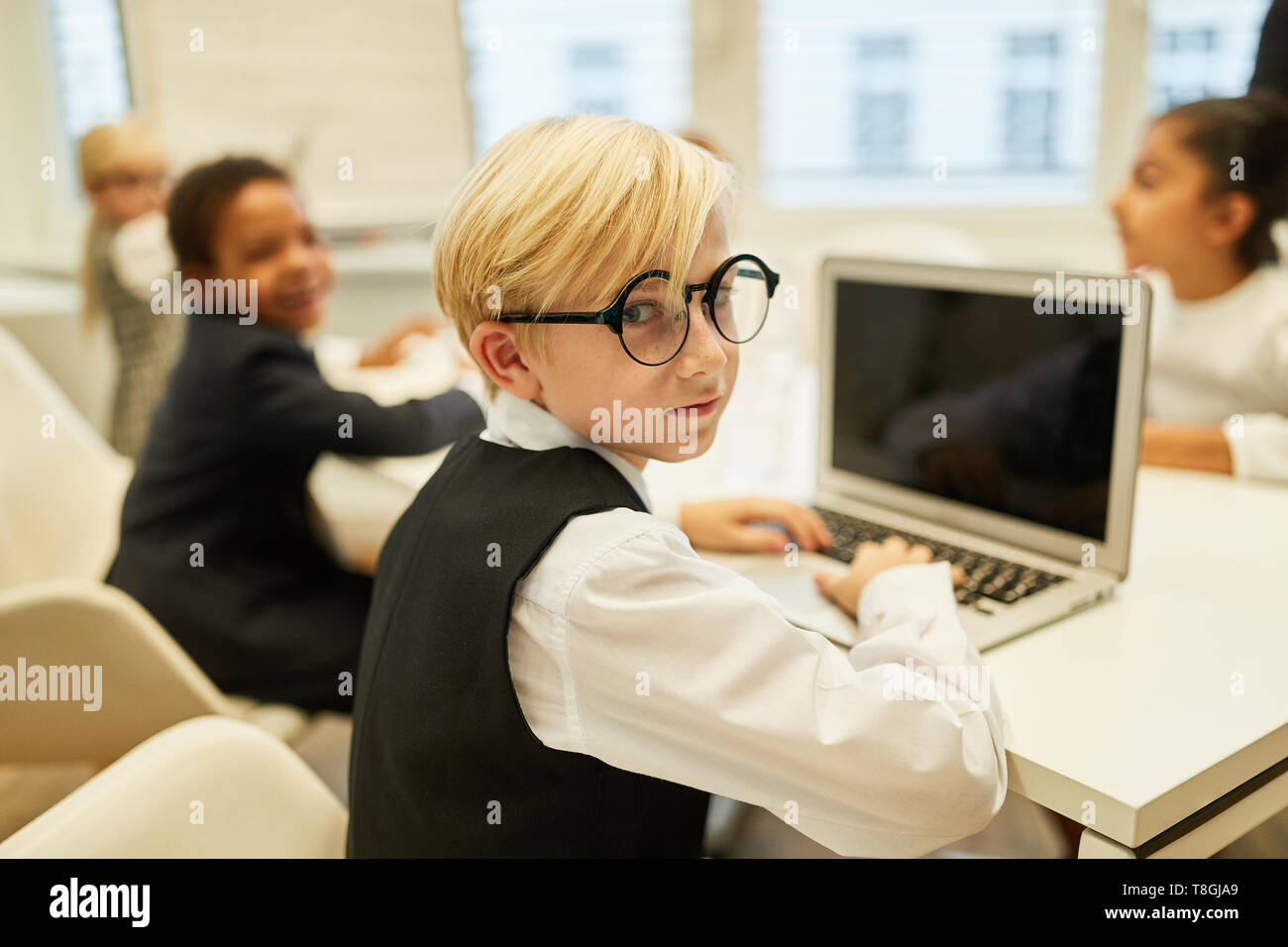 I bambini come sviluppatore di software al computer portatile o in un corso di computer Foto Stock