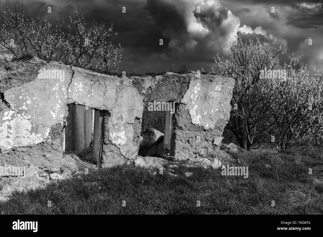 Un antica casa rovine su contro il cielo scuro Foto Stock