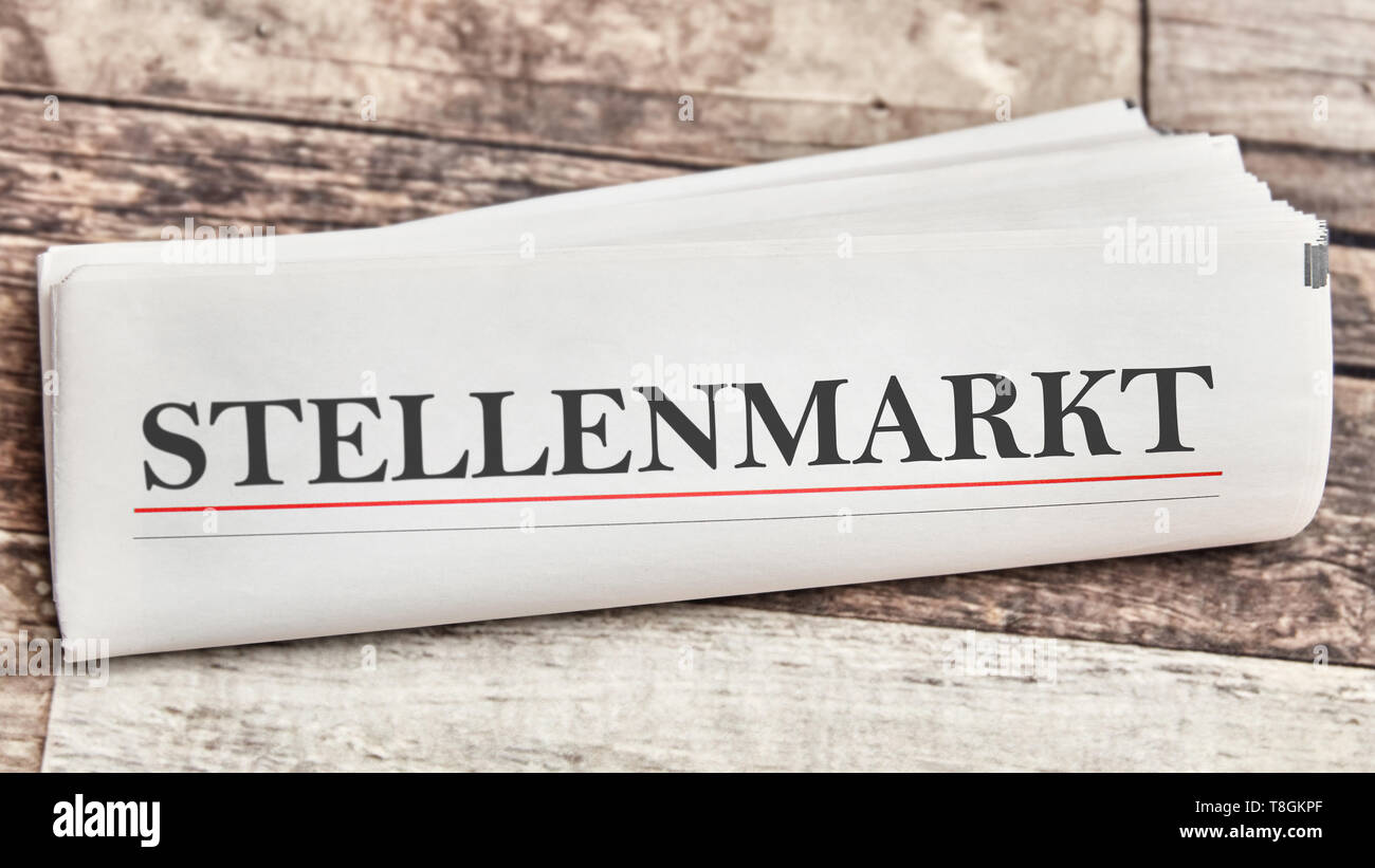 Parola tedesca "tellenmarkt' (mercato del lavoro) con annuncio di lavoro in un giornale sul tavolo Foto Stock