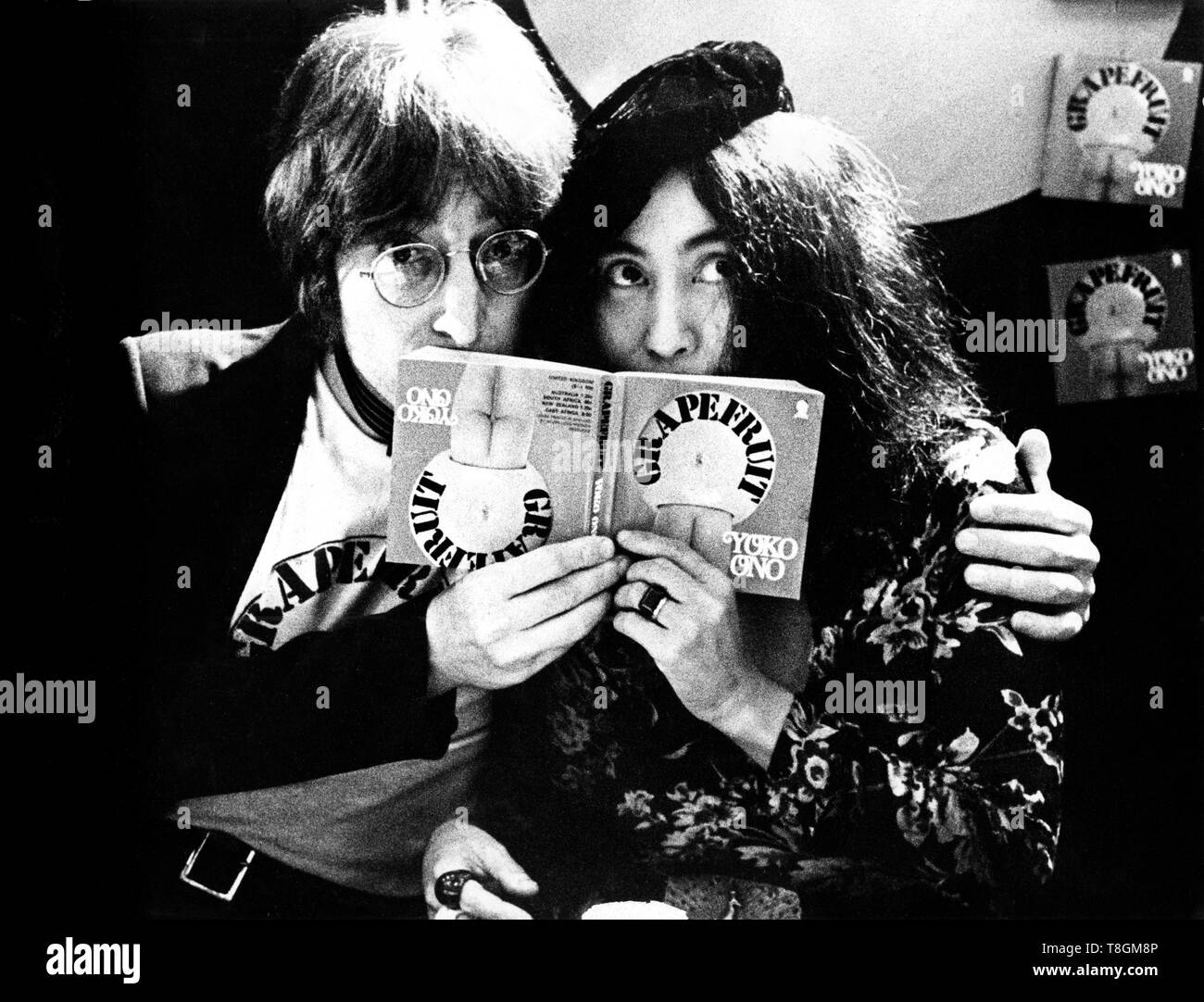 Selfridges, Oxford Street a Londra, Gran Bretagna - 1971 (foto Gijsbert Hanekroot) *** Caption locale *** lennon john Yoko Ono beatles Foto Stock