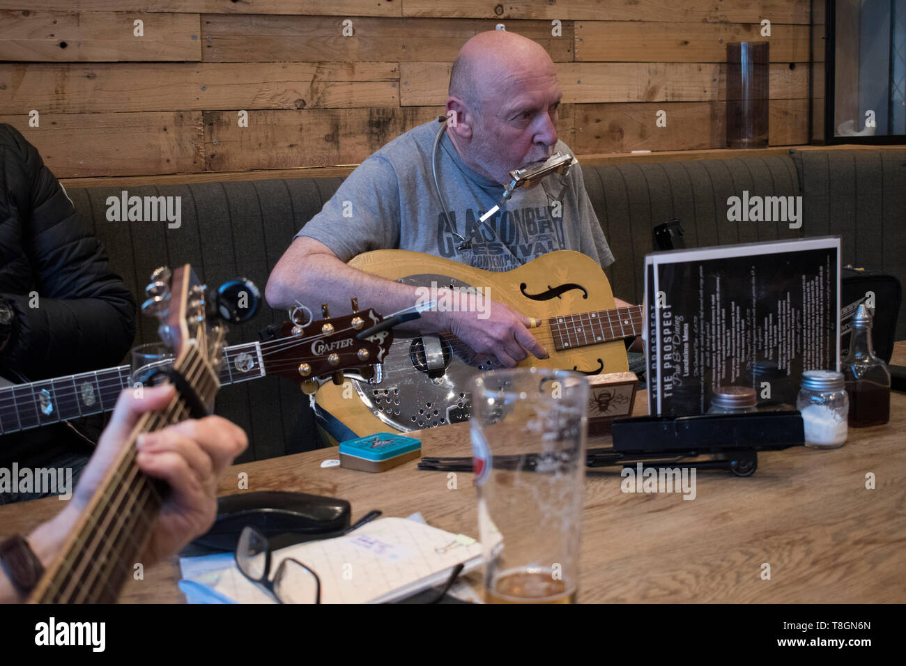 Il canto popolare nel Regno Unito pub Inglese. Gruppo giocare per divertimento, la sua loro hobby. 2019 UK. Halifax Yorkshire HOMER SYKES Foto Stock