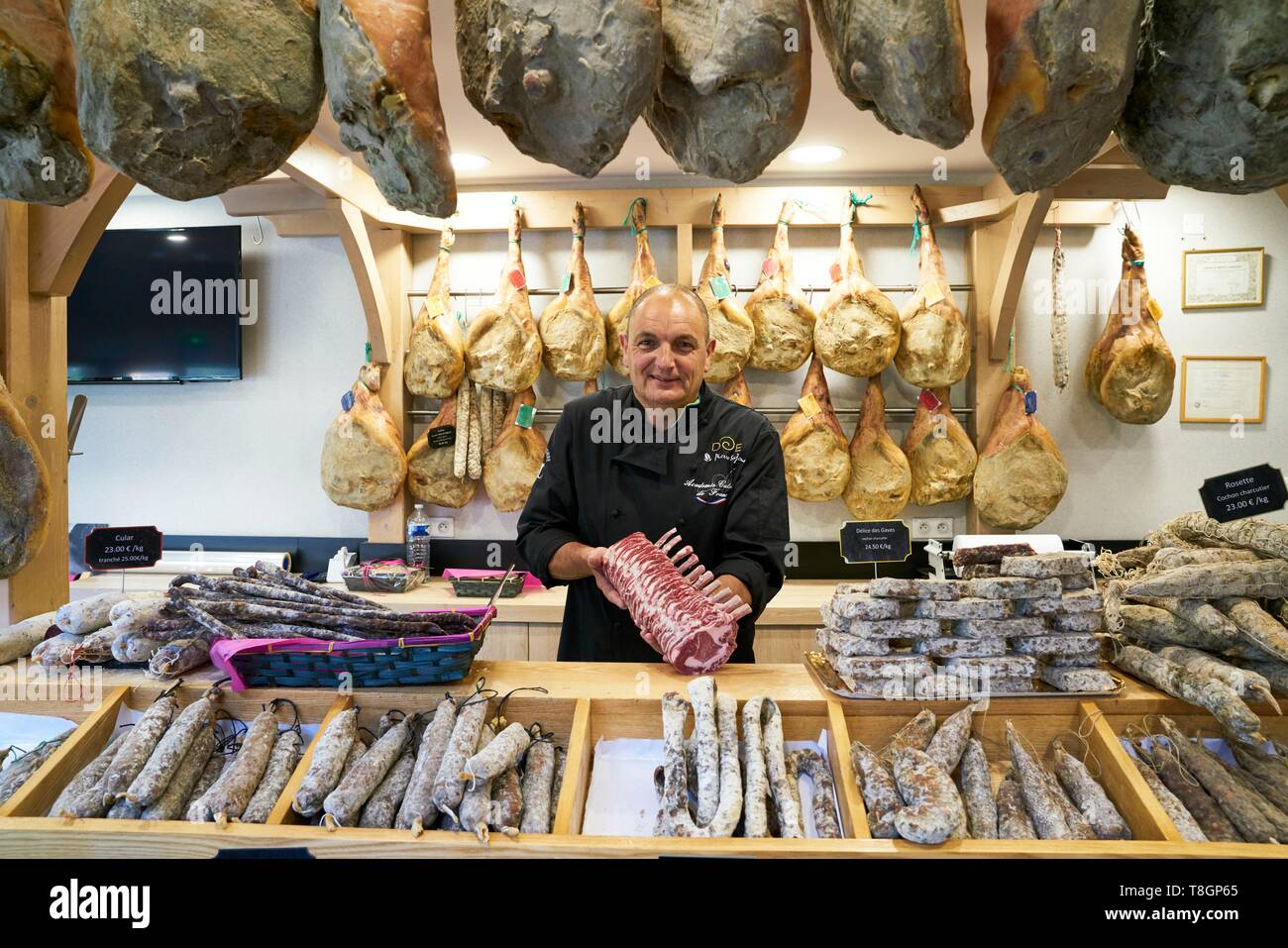 Francia, Hautes Pirenei Beaucens, ritratto di Pierre Sajous, artigiano norcino specializzata nel maiale nero di Bigorre e gioco, che tiene nelle sue mani un pezzo di carne di maiale nero tritare dal Bigorre Foto Stock