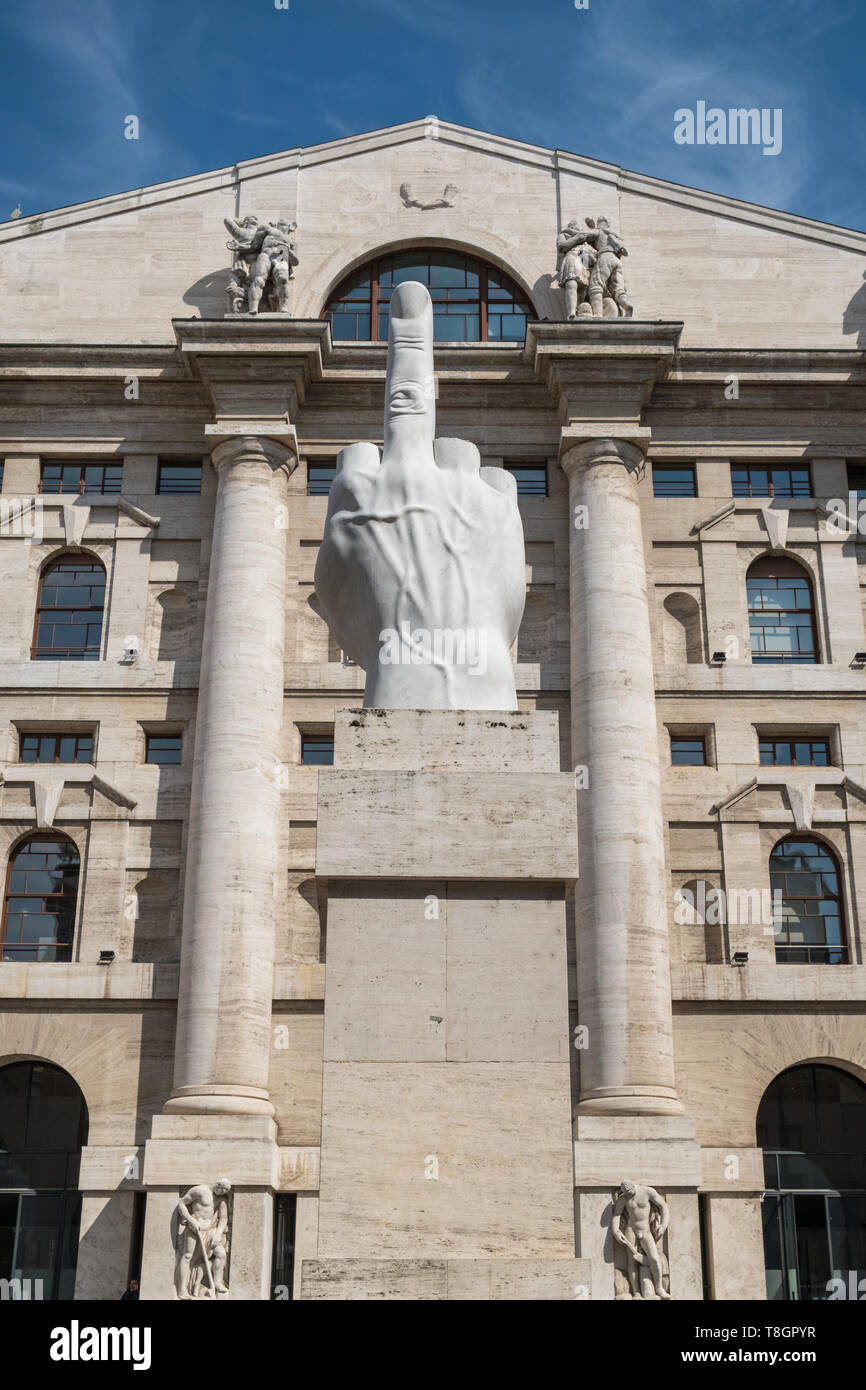 Esterno della Borsa di Milano, Borsa Italiana edificio, Palazzo Mezzanotte,  Milano, lombardia, italia, compresi L.O.V.E controversa scultura Foto stock  - Alamy