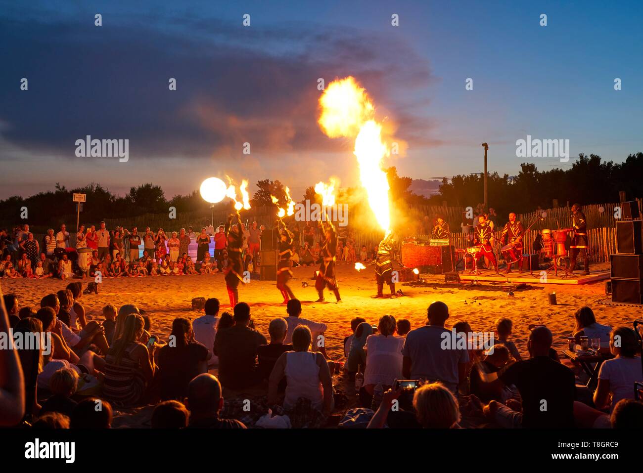 Francia, HÚrault, SÚrignan-spiagge, spectable sulla spiaggia, mangiafuoco, festival di musica Foto Stock