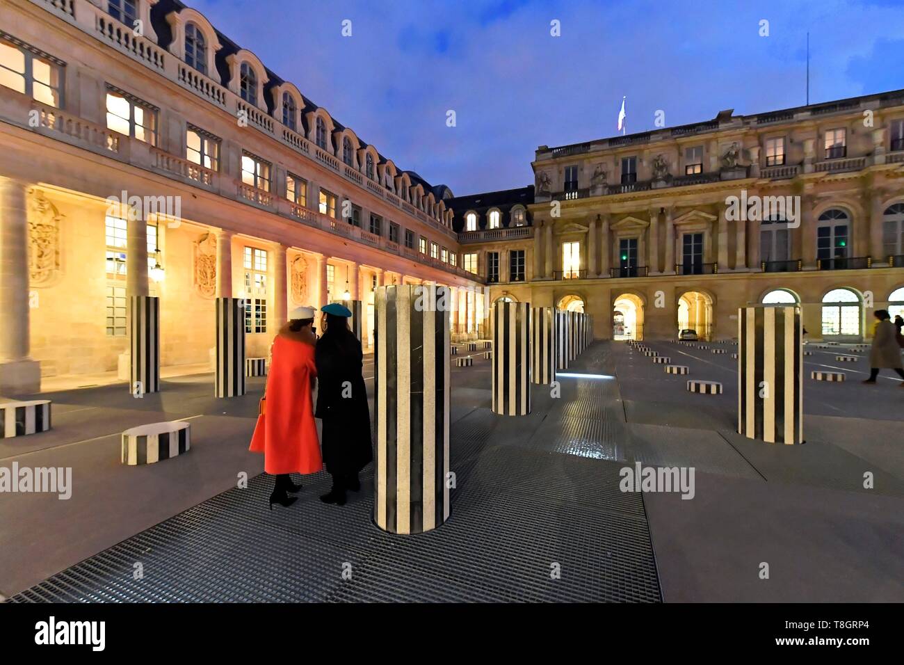 Francia, Parigi, Palais Royal (Palazzo Reale) Daniel Buren opera di arte del Ministero della Cultura square Foto Stock