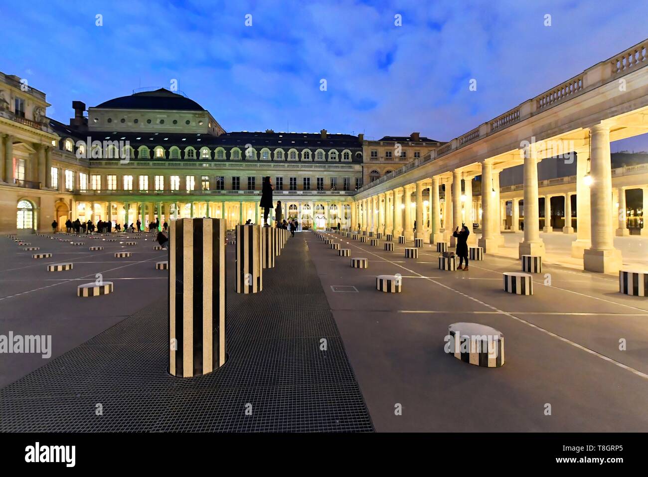 Francia, Parigi, Palais Royal (Palazzo Reale) Daniel Buren opera di arte del Ministero della Cultura square Foto Stock