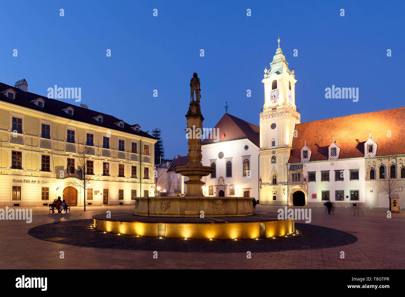 La Slovacchia, Bratislava, centro storico, piazza principale Hlavne (NAM), la fontana di Massimiliano, commissionato da re Massimiliano, e costruito da Andreas Luttringer nel 1572, e sullo sfondo la ex consiglio della città e la sua torre risalente al XIV secolo, ma modificato nel 1733, un edificio che oggi ospita la città di Bratislava Museum e il settecentesco Palazzo del Governatore (Miestodr©ite&#x13e;sk² palßc) sulla sinistra Foto Stock