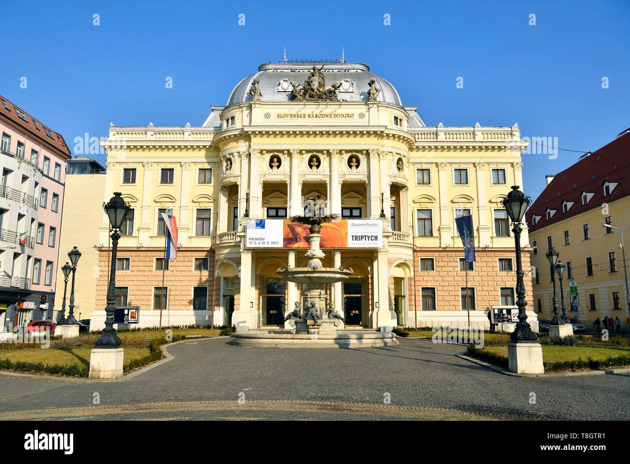 La Slovacchia, Bratislava, Hviezdoslav Square, l'opera rinascimentale, costruito dagli architetti Fellner e Helmer nel 1885, ora la Slovacchia del Teatro Nazionale Foto Stock
