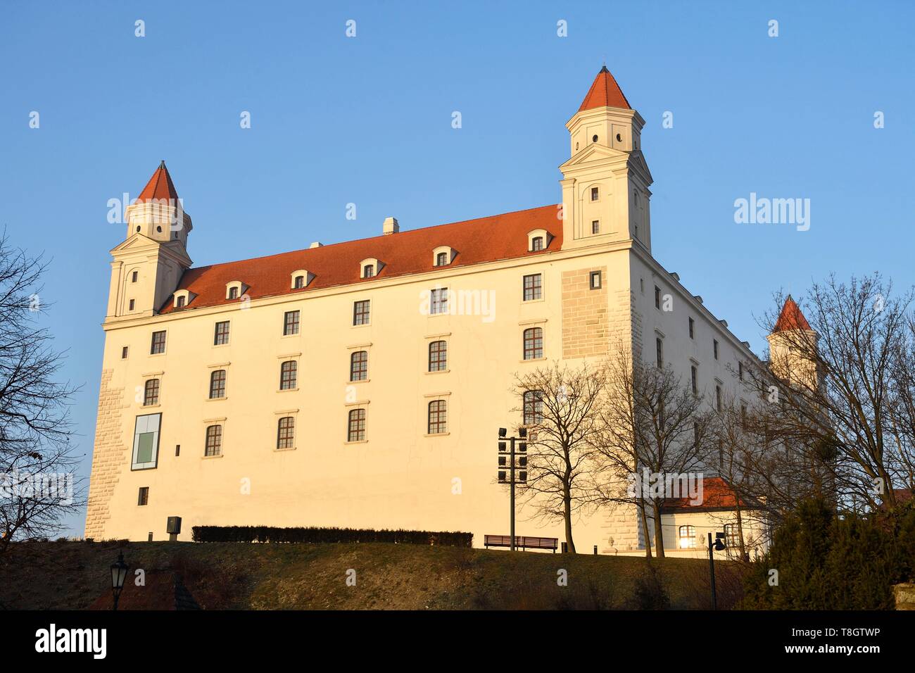 La Slovacchia, Bratislava, castello costruito dal XIII al XV secolo e ricostruito nel XX secolo dopo un grave incendio Foto Stock