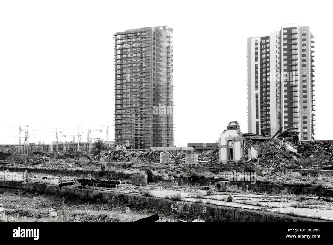 A Belgrado, in Serbia - 7 Maggio 2019 : il contrasto della demolita casa vecchia e la costruzione del sito con nuovi grattacieli, urbanizzazione cambiamento di Belgrado Waterfro Foto Stock