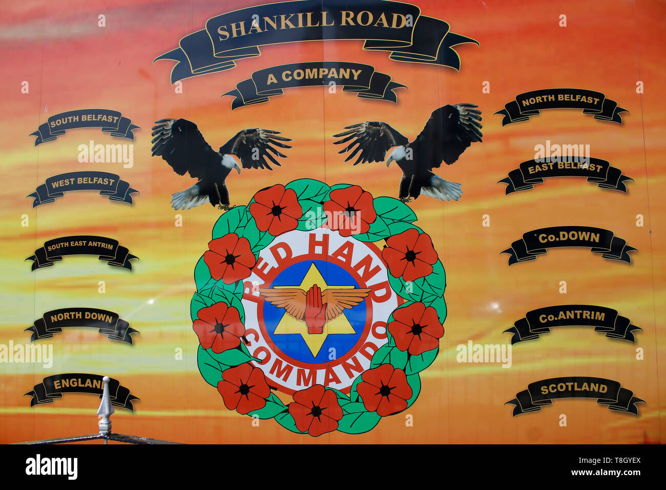 Wandbild/ murale, das an den Buegerkrieg erinnert, im protestantischen Teil Belfasts, in der Naehe der Shankill Road, Belfast, Nordirland (nur fuer ri Foto Stock