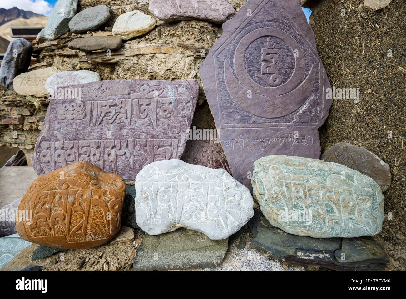 India, stato di Jammu e Kashmir, Himalaya, Ladakh, pietre incise del mantra Om mani padme Hum, su una parete di mani dove le pietre incise con i sutra (preghiera buddista) del gompa (monastero) di Lamayuru (3510m) Foto Stock