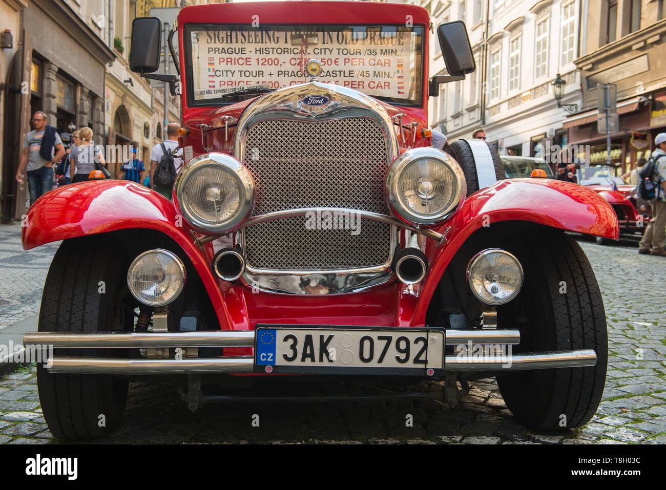 Repubblica Ceca, Praha, elencato come patrimonio mondiale dall UNESCO, Mala Strana area, taxi per escursionisti Foto Stock