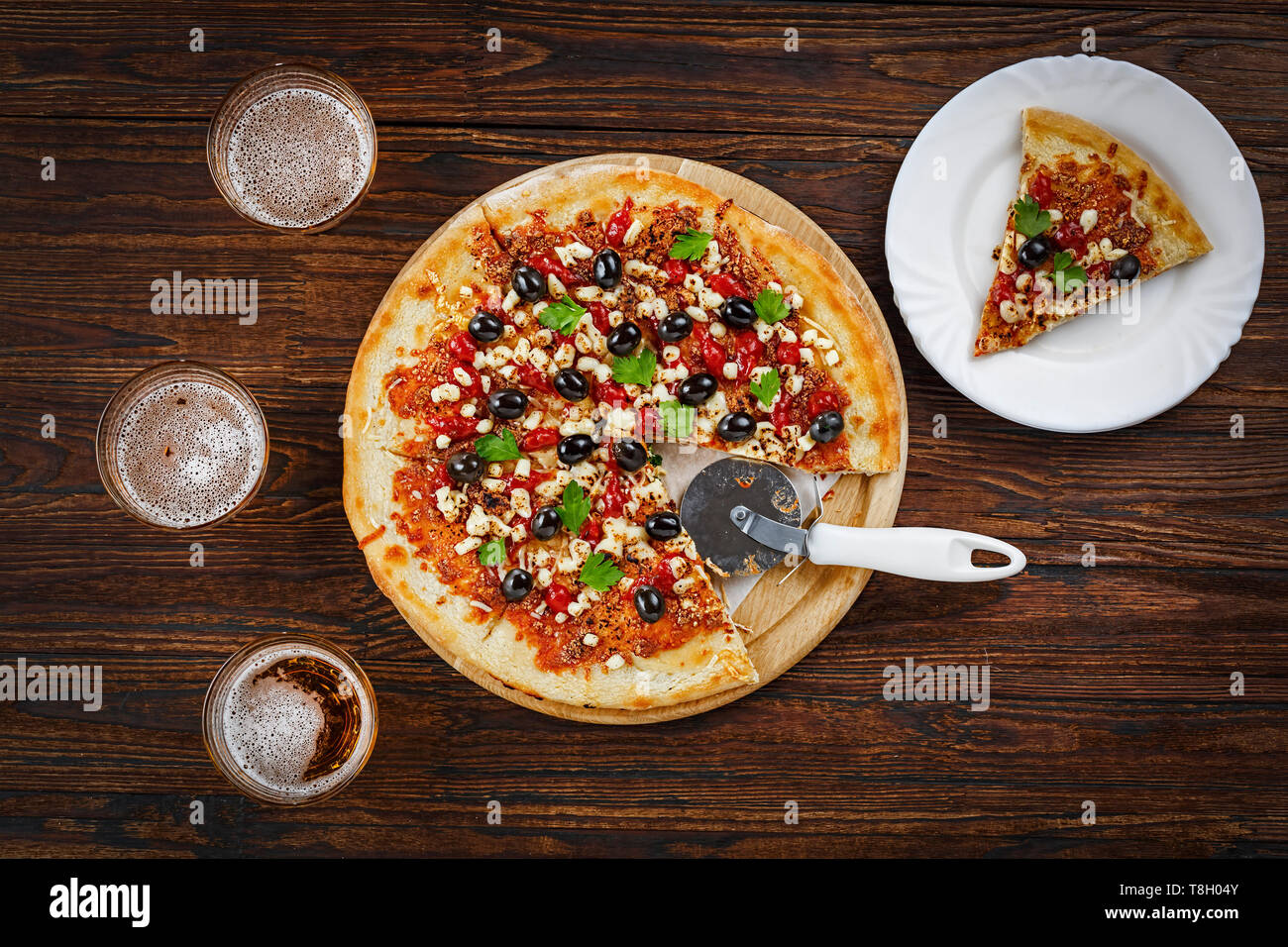 Pizza e birra, su di un tavolo di legno, pub, pizzeria, bar sport, vista  dall'alto, fatti in casa, pizza, farina, mozzarella, mattarello, salsa di  pomodoro Foto stock - Alamy